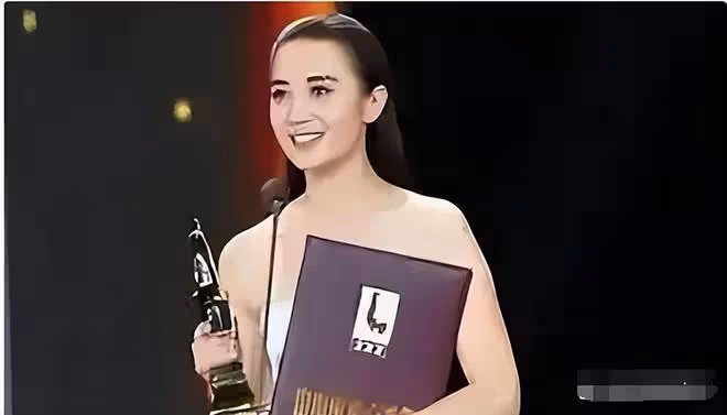 43歲宋佳近照!腋下副乳明顯,真空禮服險走光,胳膊上痕跡引爭議