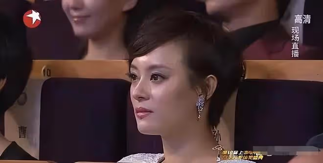 43歲宋佳近照!腋下副乳明顯,真空禮服險走光,胳膊上痕跡引爭議