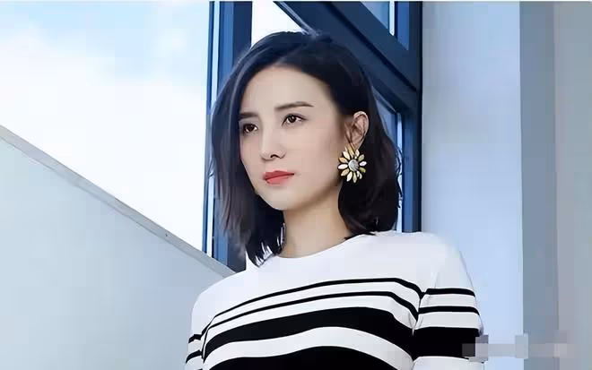 43歲宋佳近照!腋下副乳明顯,真空禮服險走光,胳膊上痕跡引爭議