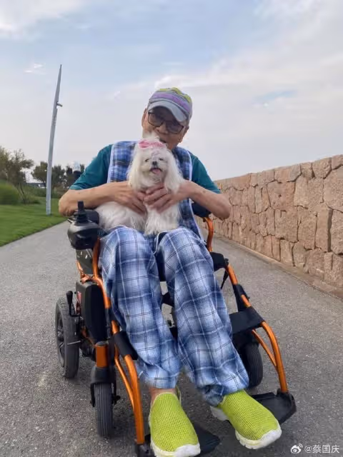 蔡國慶帶93歲父親出遊,老爺子精氣神十足,多巴胺穿搭超可愛