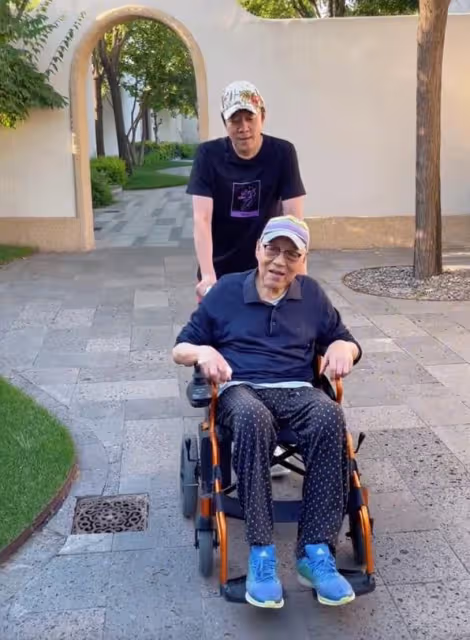 蔡國慶帶93歲父親出遊,老爺子精氣神十足,多巴胺穿搭超可愛