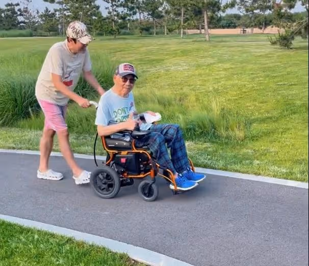 蔡國慶帶93歲父親出遊,老爺子精氣神十足,多巴胺穿搭超可愛