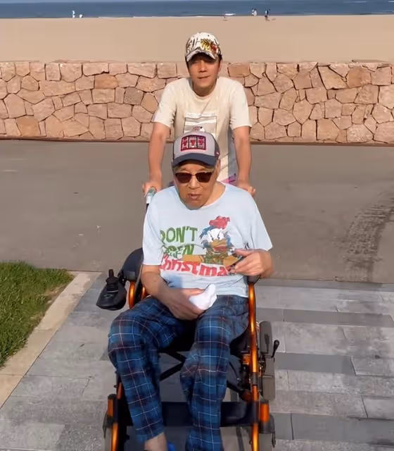 蔡國慶帶93歲父親出遊,老爺子精氣神十足,多巴胺穿搭超可愛