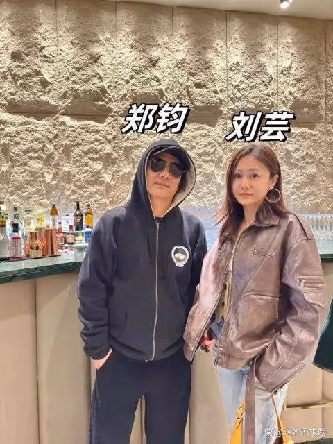 劉芸鄭鈞約會被偶遇，41歲劉芸素顏好漂亮，56歲鄭鈞滿臉溫柔！
