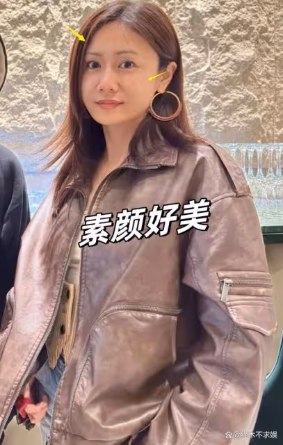 劉芸鄭鈞約會被偶遇，41歲劉芸素顏好漂亮，56歲鄭鈞滿臉溫柔！