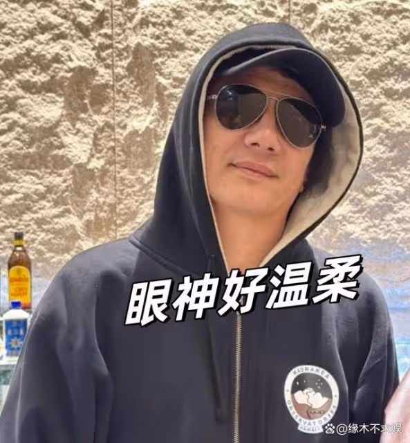 劉芸鄭鈞約會被偶遇，41歲劉芸素顏好漂亮，56歲鄭鈞滿臉溫柔！
