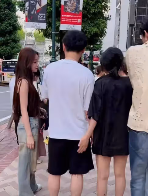 王思聰帶女友懶懶日本街頭閒逛，狀態甜蜜感情好，懶理黃一鳴