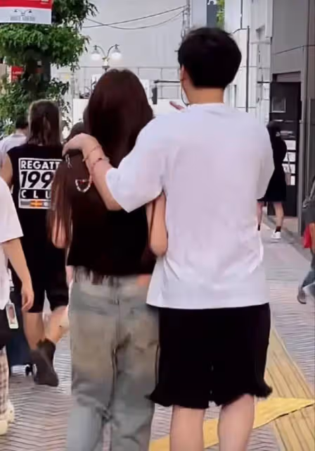 王思聰帶女友懶懶日本街頭閒逛，狀態甜蜜感情好，懶理黃一鳴