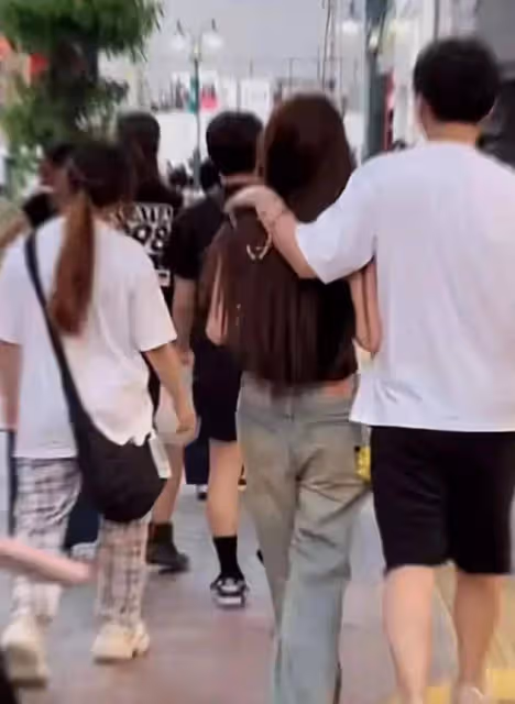 王思聰帶女友懶懶日本街頭閒逛，狀態甜蜜感情好，懶理黃一鳴
