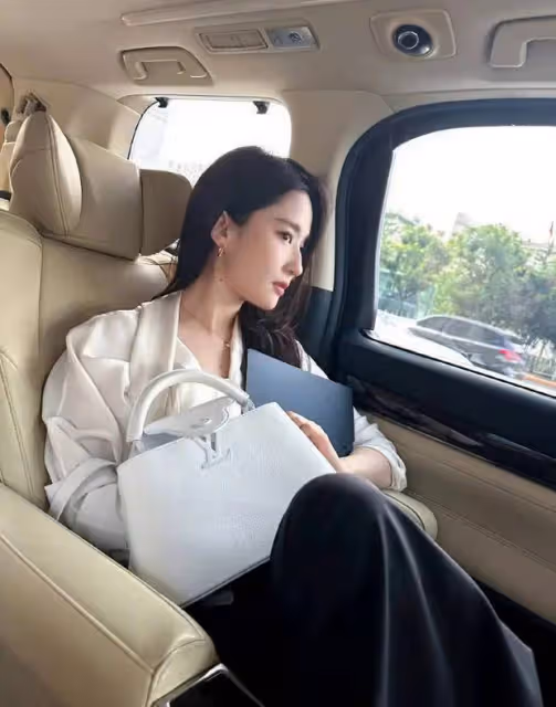 劉亦菲參加《玫瑰的故事》座談會，白襯衫大氣從容