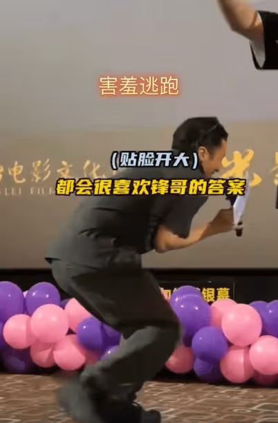 真愛王菲!謝霆鋒收工被喊十周年快樂,本人表情亮了,興奮又嬌羞