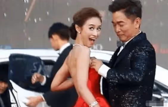 父女親吻母子同浴,喊女兒老婆,喊兒子爸爸,娛樂圈父母邊界感到底在哪?