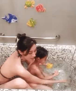 父女親吻母子同浴,喊女兒老婆,喊兒子爸爸,娛樂圈父母邊界感到底在哪?