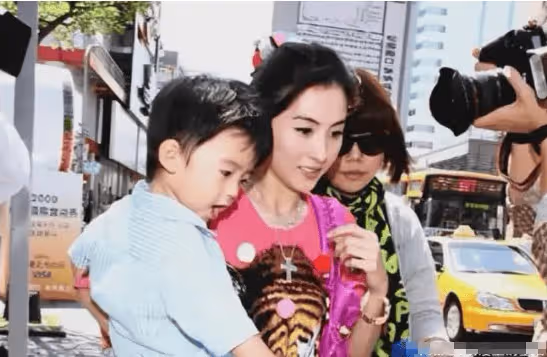 王菲懷孕謝霆鋒再次喜當爹,張柏芝哭暈在廁所