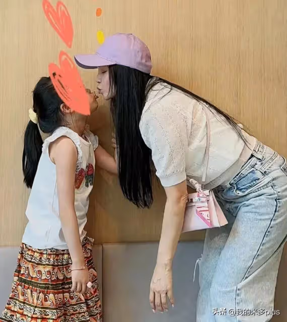 伊能靜帶女兒回台北!母女逛街買25元短褲,街邊吃臭豆腐很親民