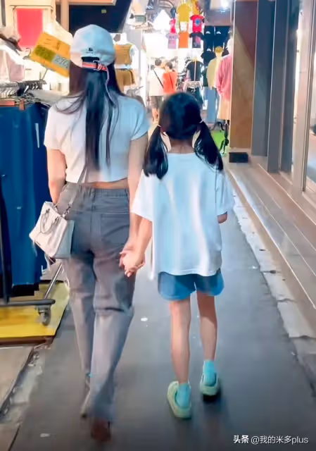 伊能靜帶女兒回台北!母女逛街買25元短褲,街邊吃臭豆腐很親民