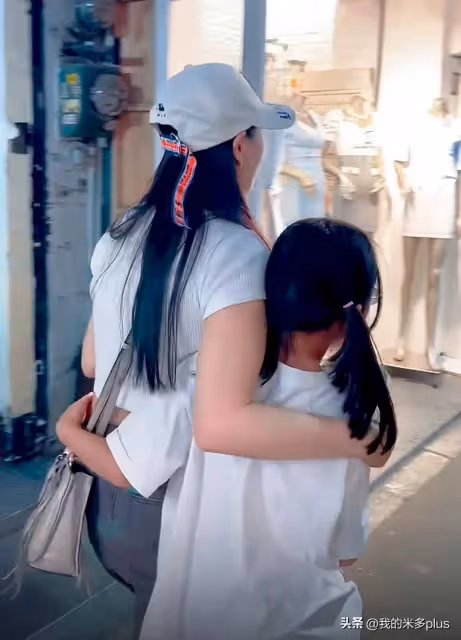 伊能靜帶女兒回台北!母女逛街買25元短褲,街邊吃臭豆腐很親民