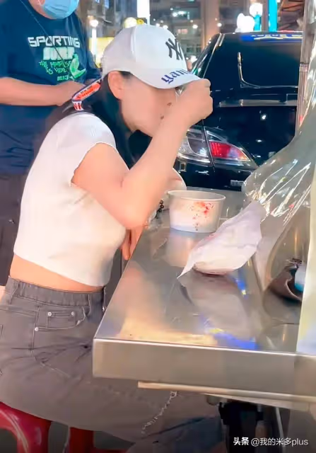 伊能靜帶女兒回台北!母女逛街買25元短褲,街邊吃臭豆腐很親民