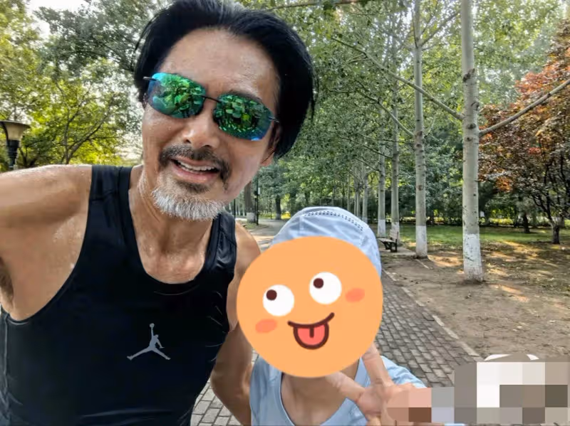周潤發跑步被偶遇，一身黑色運動裝鬍子花白，親切和路人合影