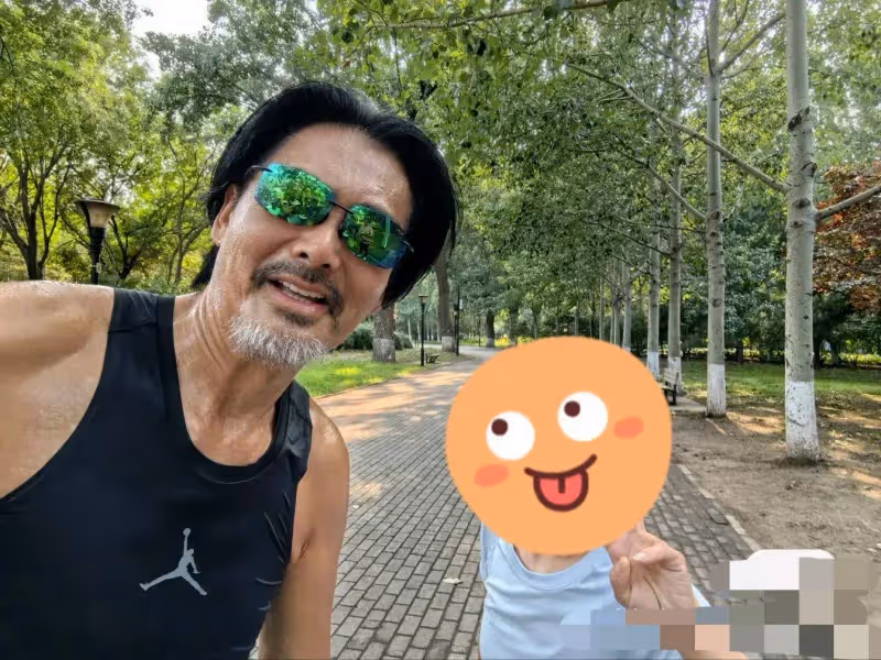 周潤發跑步被偶遇，一身黑色運動裝鬍子花白，親切和路人合影