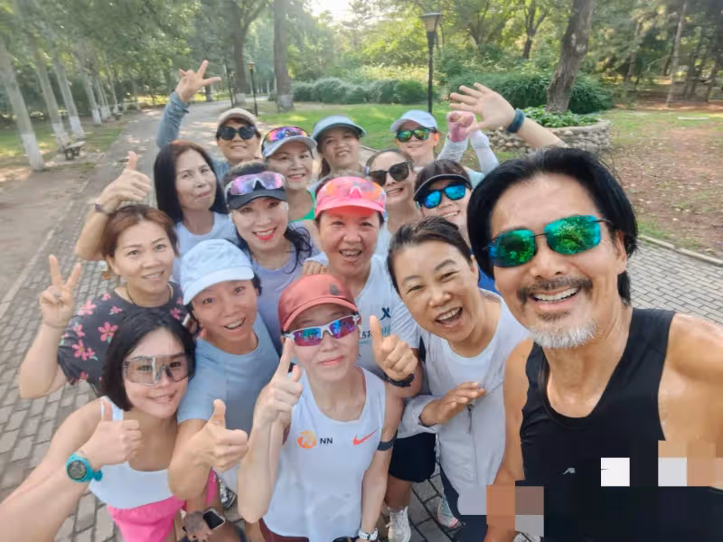 周潤發跑步被偶遇，一身黑色運動裝鬍子花白，親切和路人合影
