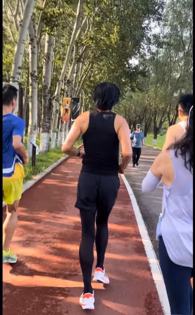 周潤發跑步被偶遇，一身黑色運動裝鬍子花白，親切和路人合影