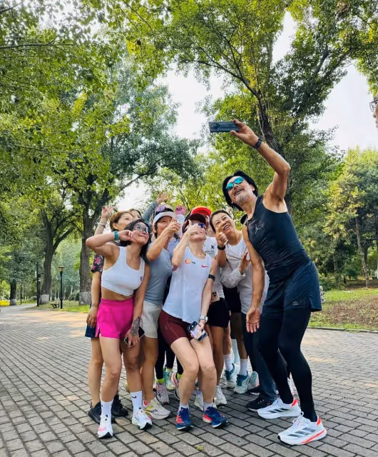 周潤發跑步被偶遇，一身黑色運動裝鬍子花白，親切和路人合影