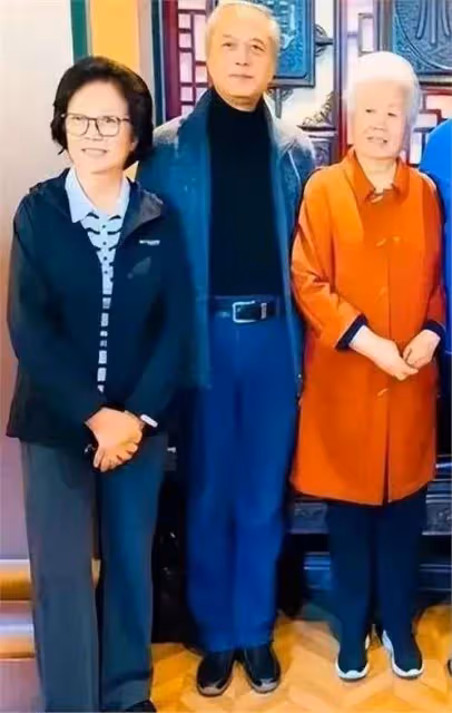 張宏民曬杜憲合照,不刻意扮嫩也沒穿老年裝,端莊得體氣質優雅!