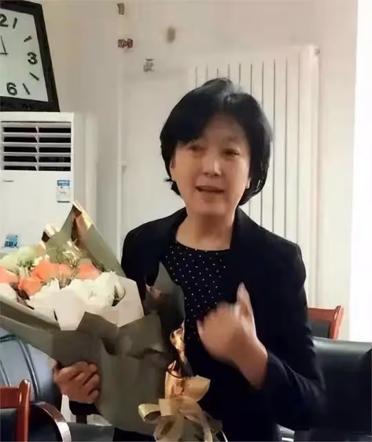 張宏民曬杜憲合照,不刻意扮嫩也沒穿老年裝,端莊得體氣質優雅!