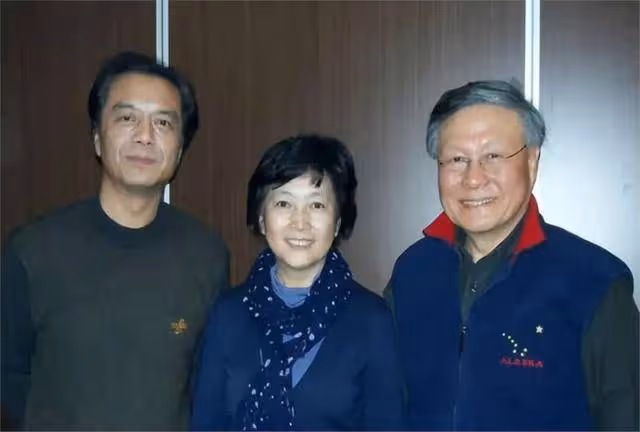 張宏民曬杜憲合照,不刻意扮嫩也沒穿老年裝,端莊得體氣質優雅!