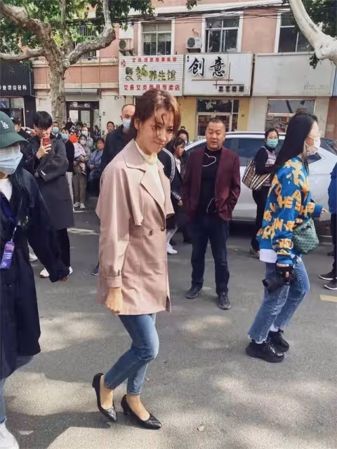 劉濤在人群中長相氣質並不出挑,典型大嬸,甚至沒路邊阿姨漂亮!