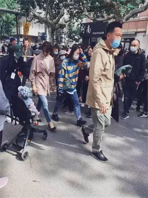 劉濤在人群中長相氣質並不出挑,典型大嬸,甚至沒路邊阿姨漂亮!