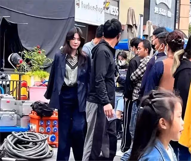 劉濤在人群中長相氣質並不出挑,典型大嬸,甚至沒路邊阿姨漂亮!