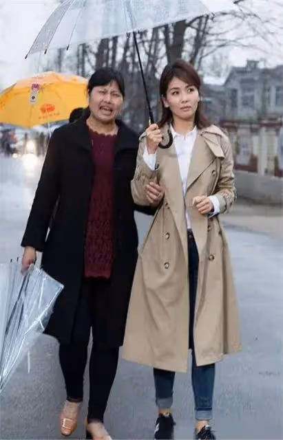 劉濤在人群中長相氣質並不出挑,典型大嬸,甚至沒路邊阿姨漂亮!