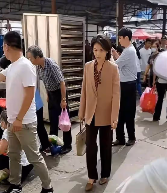 劉濤在人群中長相氣質並不出挑,典型大嬸,甚至沒路邊阿姨漂亮!