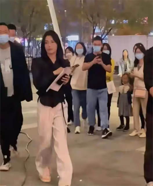 劉濤在人群中長相氣質並不出挑,典型大嬸,甚至沒路邊阿姨漂亮!
