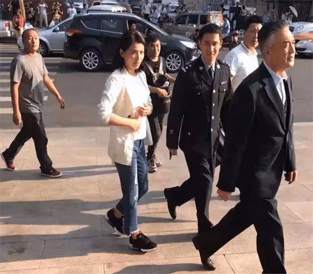 劉濤在人群中長相氣質並不出挑,典型大嬸,甚至沒路邊阿姨漂亮!