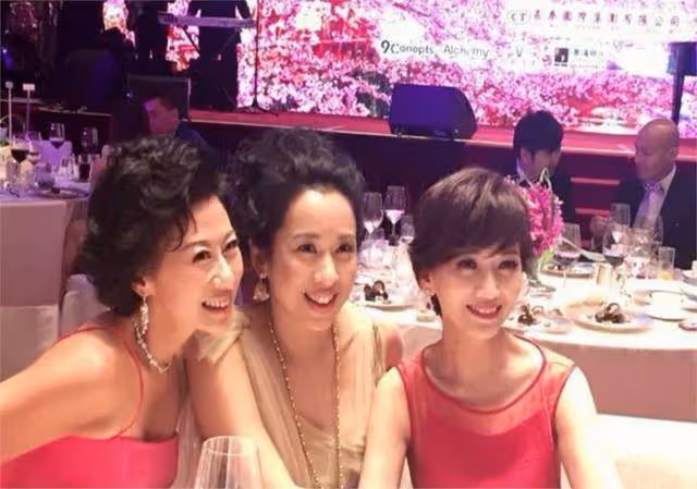 同樣是霍家兒媳,郭晶晶與霍啟剛媽媽,活成了豪門闊太相反的樣子