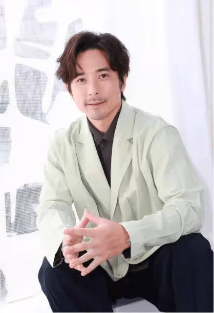 39歲星二代和父親一樣摯愛音樂,自曝曾要求帶吉他進產房,唱歌陪老婆生產