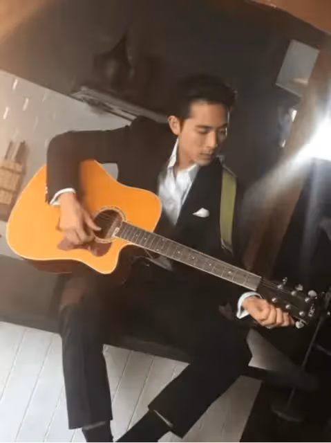 39歲星二代和父親一樣摯愛音樂,自曝曾要求帶吉他進產房,唱歌陪老婆生產