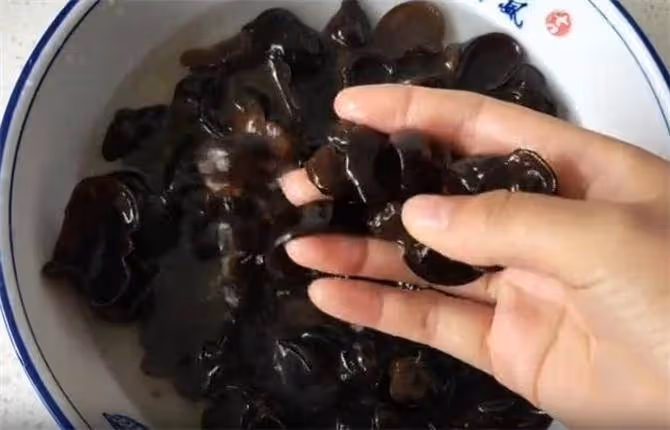 辣根木耳,最好吃的木耳做法,辛辣爽口,一次做一大盤都不夠吃