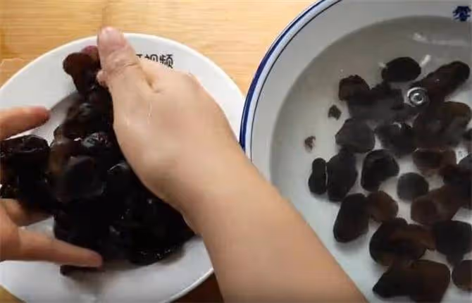 辣根木耳,最好吃的木耳做法,辛辣爽口,一次做一大盤都不夠吃
