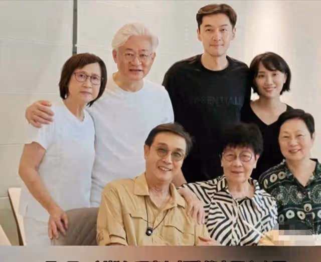 胡歌罕見老婆同框,網友:身高顏值普通,胡歌為何選她作為伴侶?