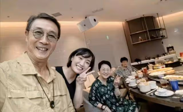 胡歌罕見老婆同框,網友:身高顏值普通,胡歌為何選她作為伴侶?