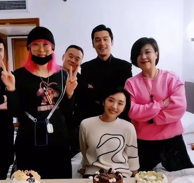胡歌罕見老婆同框,網友:身高顏值普通,胡歌為何選她作為伴侶?