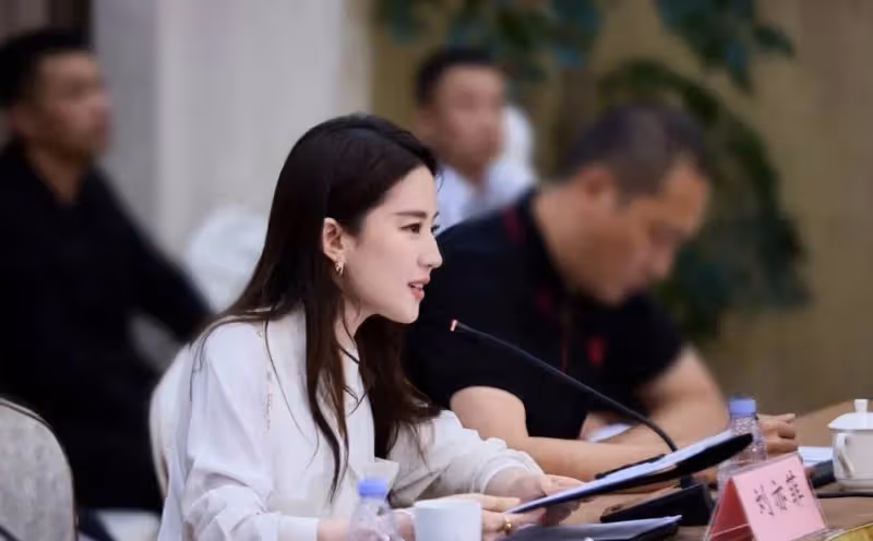 瘦了!六公主鏡頭下的劉亦菲白到發光