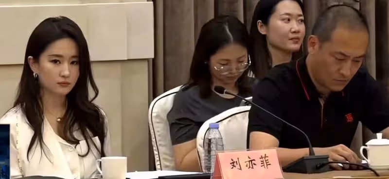 瘦了!六公主鏡頭下的劉亦菲白到發光