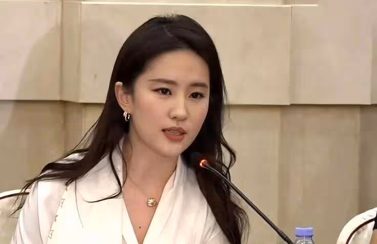 瘦了!六公主鏡頭下的劉亦菲白到發光