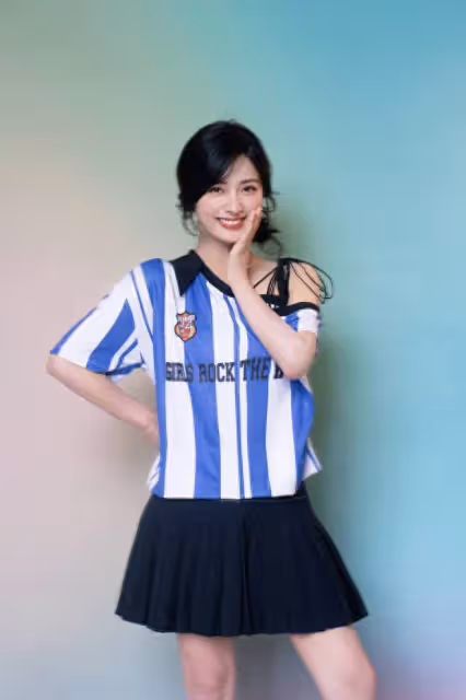 沈月穿藍白運動裝元氣可愛,小露香肩清純誘惑