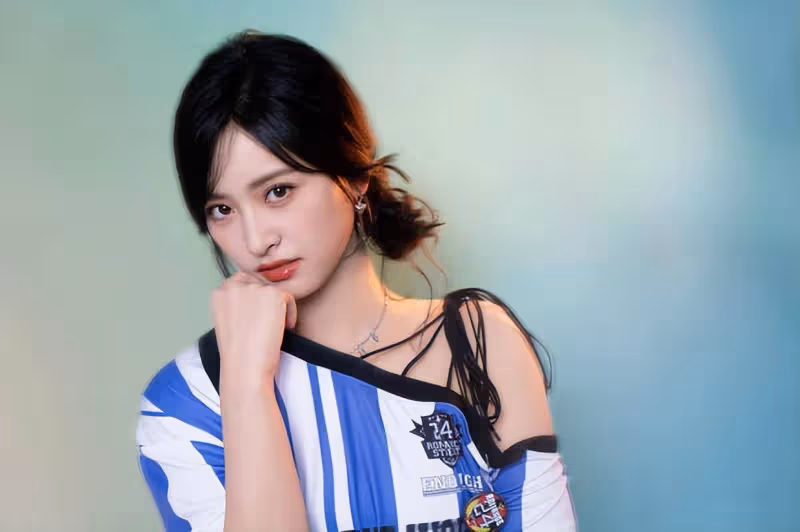 沈月穿藍白運動裝元氣可愛,小露香肩清純誘惑